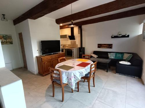 Château de Prax Viel - piscine et mini ferme, climatisé (Chateau de Prax Viel - piscine et mini ferme, climatise) in Lagrasse Château de Prax Viel - piscine et mini ferme, climatisé (Chateau de Prax Viel - piscine et mini ferme, climatise) in Lagrasse