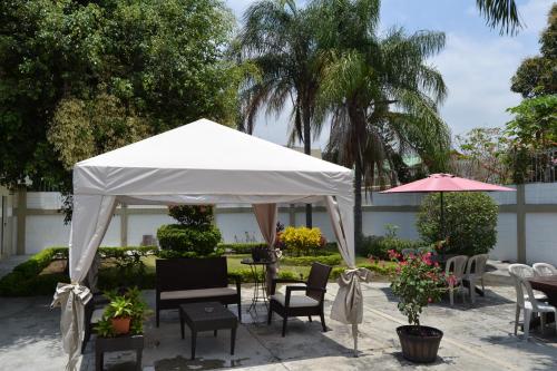 Jardín, Urdesa Suites Hotel in Guayaquil Jardín, Urdesa Suites Hotel in Guayaquil