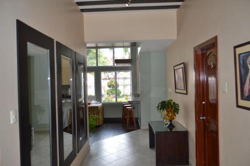 Vestíbulo, Urdesa Suites Hotel in Guayaquil Vestíbulo, Urdesa Suites Hotel in Guayaquil