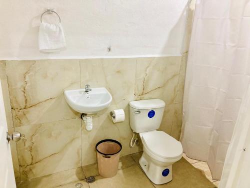 Phòng tắm, Apartamentos & Suites Los Maribios in Chinandega Phòng tắm, Apartamentos & Suites Los Maribios in Chinandega