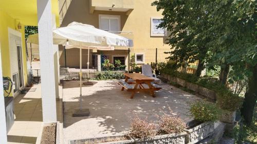 Three lindens in Podi Three lindens in Podi