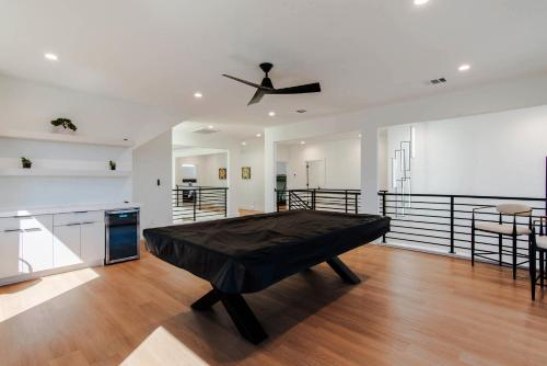 Recreational facilities, Luxury Modern Home - 3 Min from Downtown in Victory Park Recreational facilities, Luxury Modern Home - 3 Min from Downtown in Victory Park