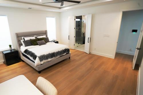 Luxury Modern Home - 3 Min from Downtown in Victory Park Luxury Modern Home - 3 Min from Downtown in Victory Park