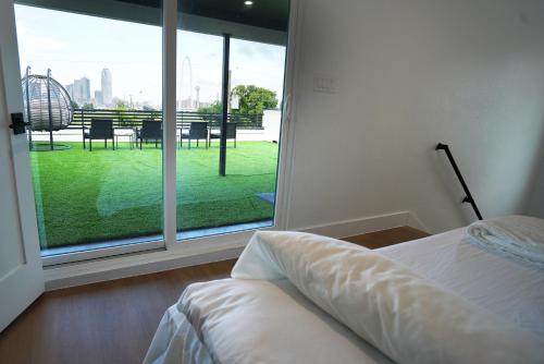 Luxury Modern Home - 3 Min from Downtown in Victory Park Luxury Modern Home - 3 Min from Downtown in Victory Park