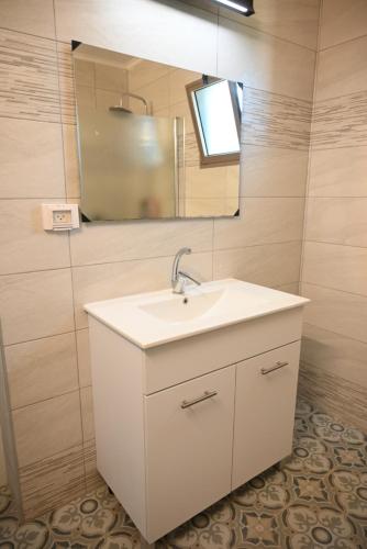 Bathroom, חלום מדברי in Hatsavim Bathroom, חלום מדברי in Hatsavim