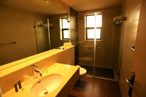 Baño, Holy Land Hotel in Old City Baño, Holy Land Hotel in Old City