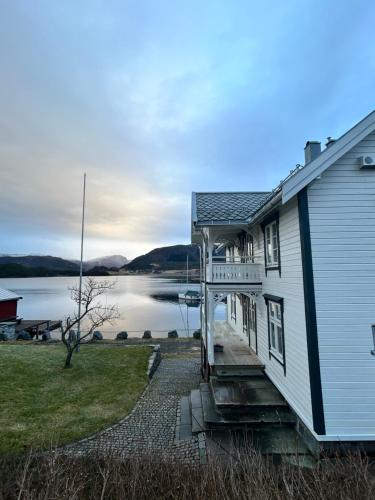Handelsmannens hus ved Otnesbrygga, Valsøyfjord in Valsoyfjord Handelsmannens hus ved Otnesbrygga, Valsøyfjord in Valsoyfjord