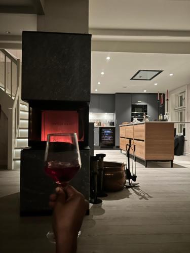 Handelsmannens hus ved Otnesbrygga, Valsøyfjord in Valsoyfjord Handelsmannens hus ved Otnesbrygga, Valsøyfjord in Valsoyfjord