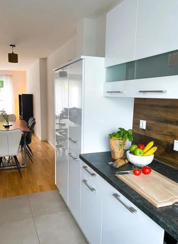 Konyha, MODERN LIVING Haus mit 3 Schlafzimmern für bis zu 7 Personen (MODERN LIVING Haus mit 3 Schlafzimmern fur bis zu 7 Personen) in Westheim Konyha, MODERN LIVING Haus mit 3 Schlafzimmern für bis zu 7 Personen (MODERN LIVING Haus mit 3 Schlafzimmern fur bis zu 7 Personen) in Westheim