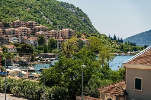 Lingkungan sekitar, Risan Bay in Risan Lingkungan sekitar, Risan Bay in Risan