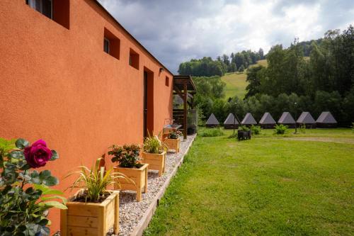 Stylový kemp pro skupinu v horách u koní - Omega (Stylovy kemp pro skupinu v horach u koni - Omega) in Sobotin Stylový kemp pro skupinu v horách u koní - Omega (Stylovy kemp pro skupinu v horach u koni - Omega) in Sobotin