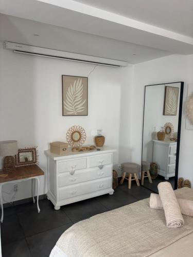 Grand studio Cinema Plage et vieil Antibes a 600m in Le Ponteil Grand studio Cinema Plage et vieil Antibes a 600m in Le Ponteil