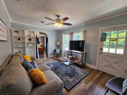Serene Refurbished Gem Close to Coast and Downtown in Gulfport (Mississippi) Serene Refurbished Gem Close to Coast and Downtown in Gulfport (Mississippi)