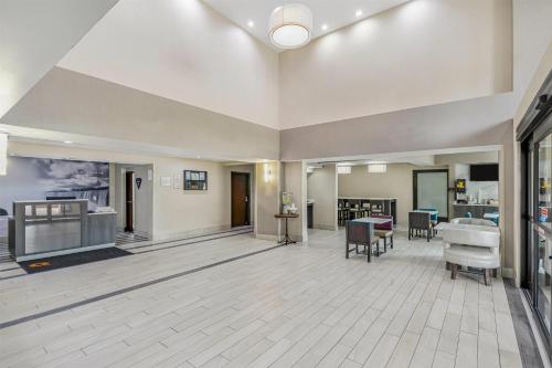 Előcsarnok, La Quinta Inn & Suites by Wyndham Batavia in Batavia (New York) Előcsarnok, La Quinta Inn & Suites by Wyndham Batavia in Batavia (New York)