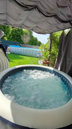 Pezsgőfürdő, Béatrice et Michel (Beatrice et Michel) in Émerainville Pezsgőfürdő, Béatrice et Michel (Beatrice et Michel) in Émerainville