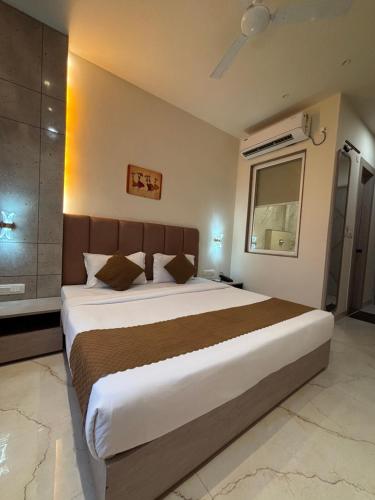 Sethi Grand Hotel near Chaudhary Charan Singh International Airport Sethi Grand Hotel near Chaudhary Charan Singh International Airport