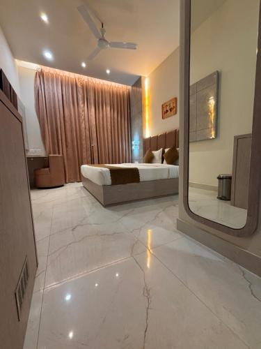 Sethi Grand Hotel near Chaudhary Charan Singh International Airport Sethi Grand Hotel near Chaudhary Charan Singh International Airport