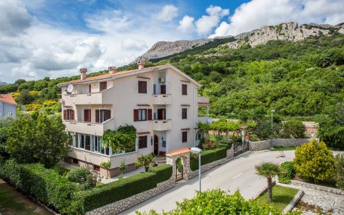 Hotel Apartments Maja