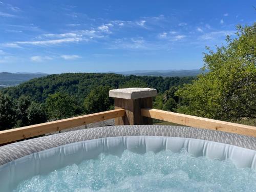 Гореща вана, Zerko Holiday Apartment Janko in a house with an outdoor jacuzzi for FREE in Zagorje ob Savi Гореща вана, Zerko Holiday Apartment Janko in a house with an outdoor jacuzzi for FREE in Zagorje ob Savi