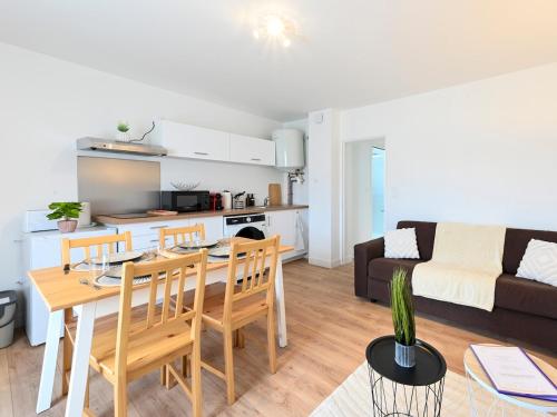 Létesítmények, Le Regard sur La Place Léger et Raffiné (Le Regard sur La Place Leger et Raffine) in Saint-André-de-la-Marche Létesítmények, Le Regard sur La Place Léger et Raffiné (Le Regard sur La Place Leger et Raffine) in Saint-André-de-la-Marche