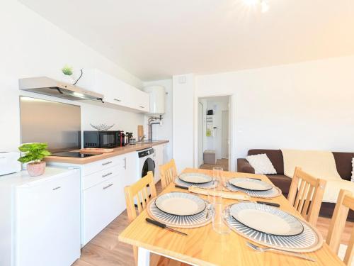 Konyha, Le Regard sur La Place Léger et Raffiné (Le Regard sur La Place Leger et Raffine) in Saint-André-de-la-Marche Konyha, Le Regard sur La Place Léger et Raffiné (Le Regard sur La Place Leger et Raffine) in Saint-André-de-la-Marche