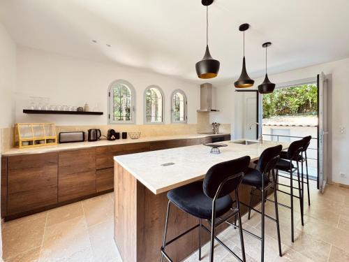 Villa Providence - Piscine - Jardin - 6 chambres - 12 personnes in لو كانيه Villa Providence - Piscine - Jardin - 6 chambres - 12 personnes in لو كانيه