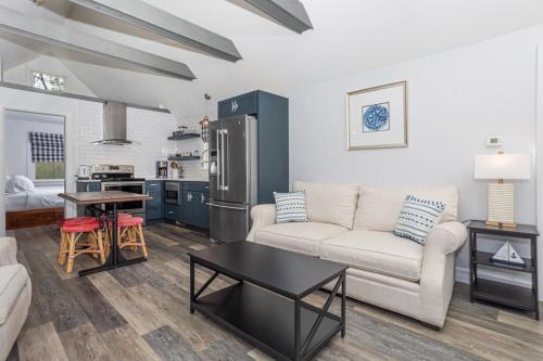 Cozy Cape Cod House by Rock Properties in West Dennis (MA) Cozy Cape Cod House by Rock Properties in West Dennis (MA)