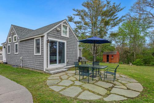 Cozy Cape Cod House by Rock Properties in West Dennis (MA) Cozy Cape Cod House by Rock Properties in West Dennis (MA)
