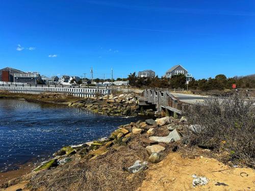 Cozy Cape Cod House by Rock Properties in West Dennis (MA) Cozy Cape Cod House by Rock Properties in West Dennis (MA)