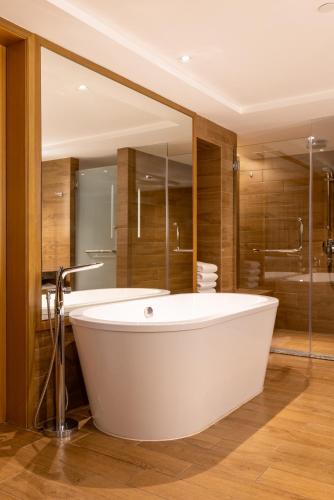 Shower, Hyatt Regency Kuantan Resort in Kuantan Shower, Hyatt Regency Kuantan Resort in Kuantan