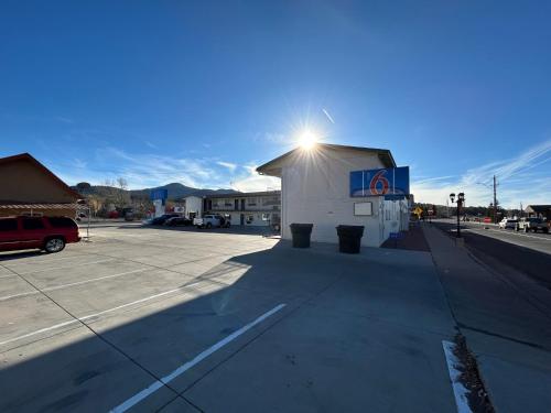 A szálláshely kívülről, Motel 6 Williams, AZ – Historic Route 66 in Williams (Arizona) A szálláshely kívülről, Motel 6 Williams, AZ – Historic Route 66 in Williams (Arizona)