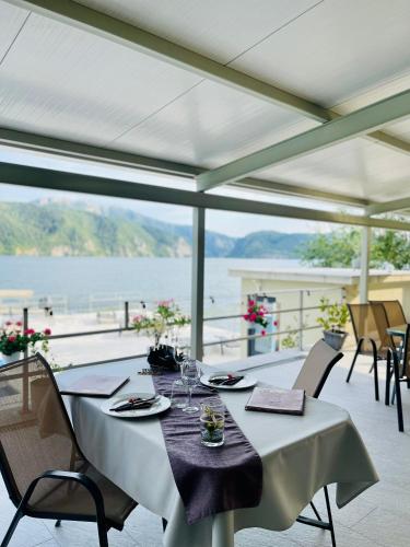 Étterem, Onyx in Eselnita Étterem, Onyx in Eselnita