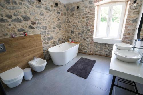 Kamar Mandi, Vila Mirko in Sutvara Kamar Mandi, Vila Mirko in Sutvara