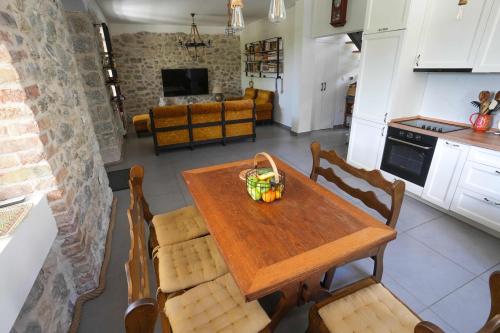 Fasilitas, Vila Mirko in Sutvara Fasilitas, Vila Mirko in Sutvara