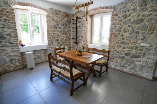 Fasilitas, Vila Mirko in Sutvara Fasilitas, Vila Mirko in Sutvara