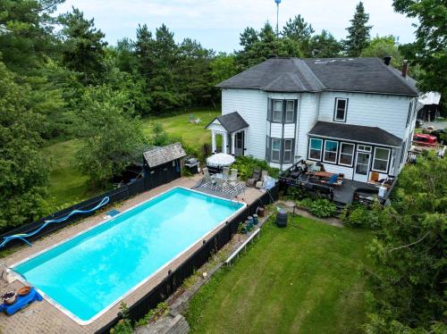 A szálláshely kívülről, Rideau lakes country home in Brockville (Ontario) A szálláshely kívülről, Rideau lakes country home in Brockville (Ontario)