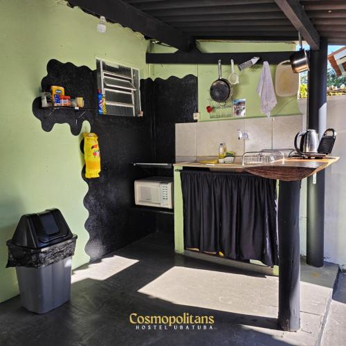 Kitchen, Cosmopolitans Hostel in Ubatuba Center Kitchen, Cosmopolitans Hostel in Ubatuba Center