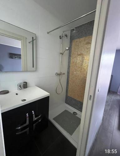 Bathroom, Maison spacieuse a Saint-Raphael avec terrasse in Vallon de Coste Bathroom, Maison spacieuse a Saint-Raphael avec terrasse in Vallon de Coste