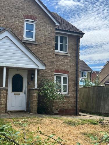 Canal Way- Cozy 3-Bed House in ايلمينستير Canal Way- Cozy 3-Bed House in ايلمينستير