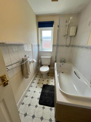 Canal Way- Cozy 3-Bed House in ايلمينستير Canal Way- Cozy 3-Bed House in ايلمينستير