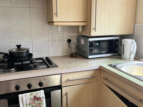 Canal Way- Cozy 3-Bed House in ايلمينستير Canal Way- Cozy 3-Bed House in ايلمينستير