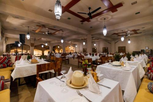 مطعم, مخيم ألف ليلة (Thousand Nights Camp) in الرمال الشرقية (وهيبة) مطعم, مخيم ألف ليلة (Thousand Nights Camp) in الرمال الشرقية (وهيبة)