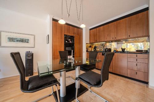 Konyha, Irmella 39 by Arosa Vacations, mit Pool & Sauna in Arosa Konyha, Irmella 39 by Arosa Vacations, mit Pool & Sauna in Arosa