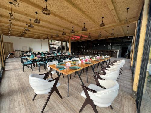 Ruang perjamuan, Sky House Yeghegis by Arkouda in Hermon Ruang perjamuan, Sky House Yeghegis by Arkouda in Hermon