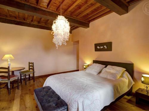 Gite confortable avec jardin, cheminee, et wifi a Montarcher - FR-1-496-11 in Charbonnieres-les-Bains Gite confortable avec jardin, cheminee, et wifi a Montarcher - FR-1-496-11 in Charbonnieres-les-Bains