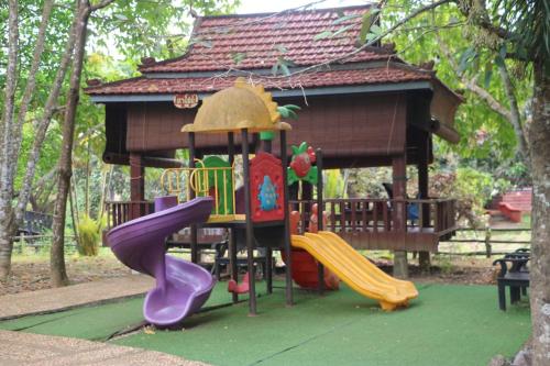 Taman bermain, Ratanakiri Phum Khmer resort in Banlung Taman bermain, Ratanakiri Phum Khmer resort in Banlung