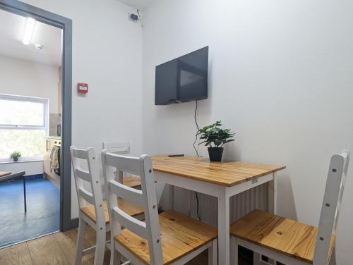 Room Near City Centre Private Bath Free Parking in Edge Hill Room Near City Centre Private Bath Free Parking in Edge Hill