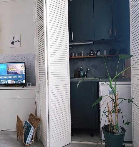 Kitchen, Sweet modern cocoon down Montmartre in Montmartre Kitchen, Sweet modern cocoon down Montmartre in Montmartre