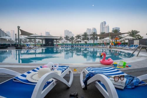Swimming pool, Hotel Holiday International in Sharjah Swimming pool, Hotel Holiday International in Sharjah