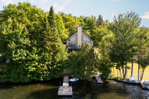 Panoramic View Waterfront Cozy Chalet and Spa in Chertsey (QC) Panoramic View Waterfront Cozy Chalet and Spa in Chertsey (QC)